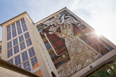 Gemälde Taube aus der Hand am ehemaligen Kaufhaus in Eisenhüttenstadt in Oder-Spree