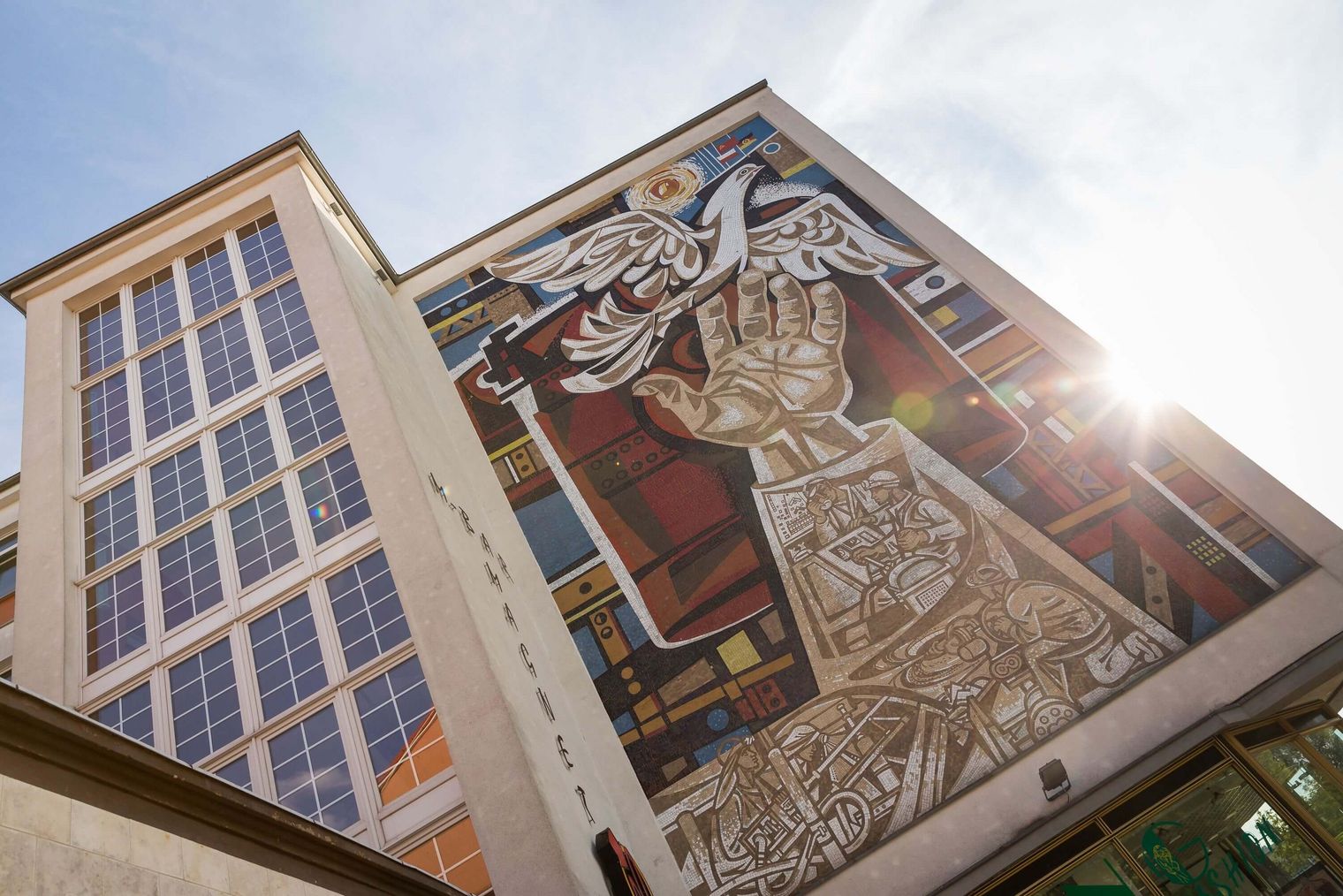Gemälde Taube aus der Hand am ehemaligen Kaufhaus in Eisenhüttenstadt in Oder-Spree