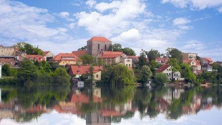Altstadtsilhouette von Strausberg spiegelt sich im Wasser