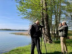 Kai Pagenkopf und Hermann Mattes vom Seenland Spöker Team beobachten Vögel am Scharmützelsee