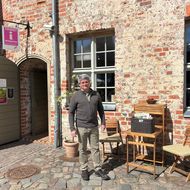 Storkower Gästeführer Lutz Werner steht auf dem Burggelände