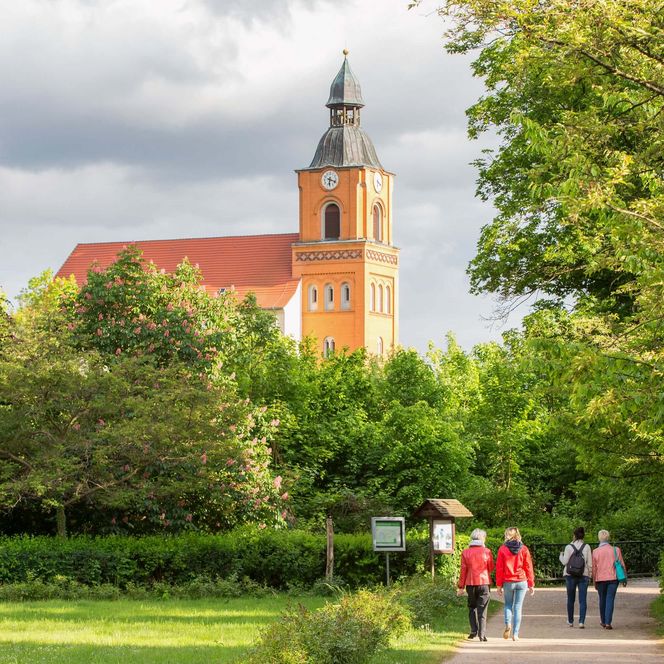 Schlosspark Buckow in der Märkischen Schweiz mit Blick auf die Kirche