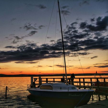 Segelboot bei Sonnenuntergang am Steg des Scharmützelsees