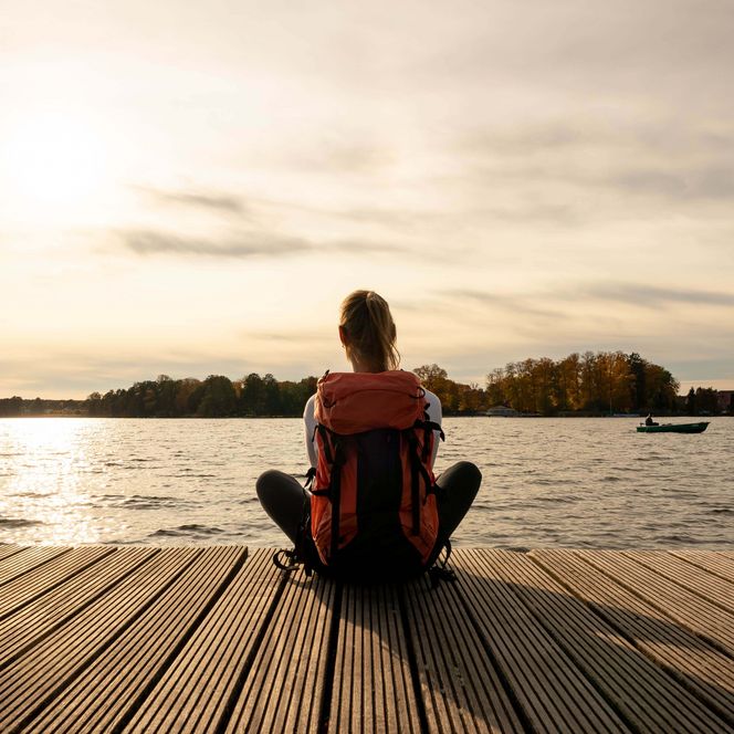 Großer Müllroser See Wanderin auf dem Steg am Müllroser See
