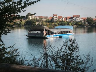 Widok na prom i jezioro Straussee 
