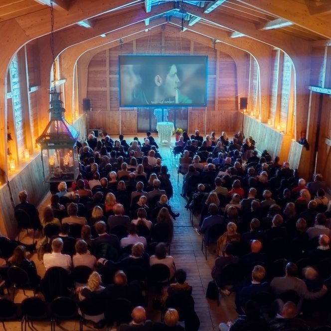 menschengefühlter Saal beim Filmfestival Film ohne Grenzen
