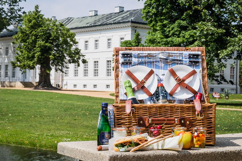 geöffneter Picknick Korb mit Leckerein