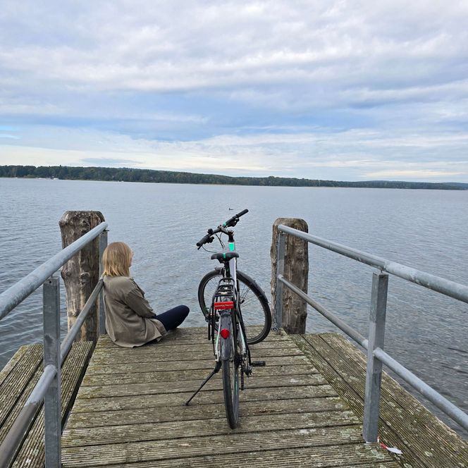 Steg in Diensdorf mit Fahrrad Blick auf den See