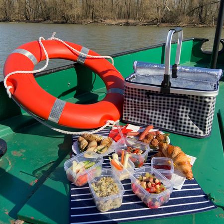 Picknickangebot auf dem Schiff von Onkel Helmut