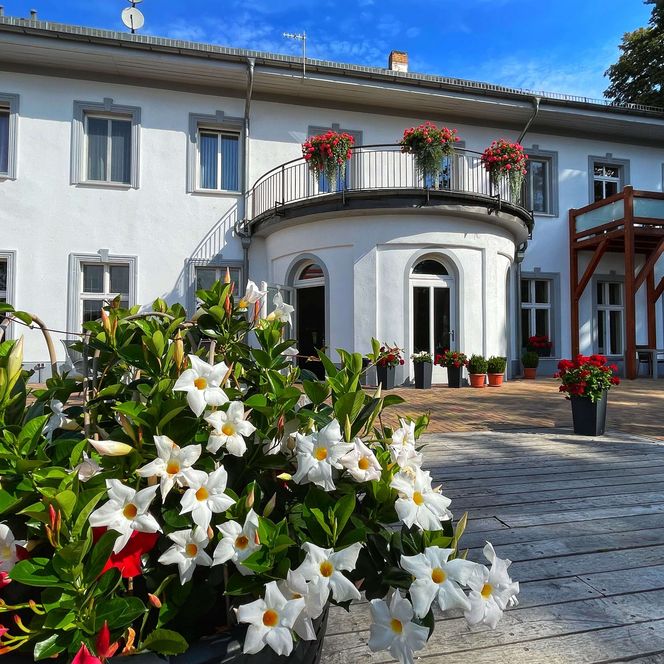 waldseehotel wirchensee Fassade Terrasse Sommer
