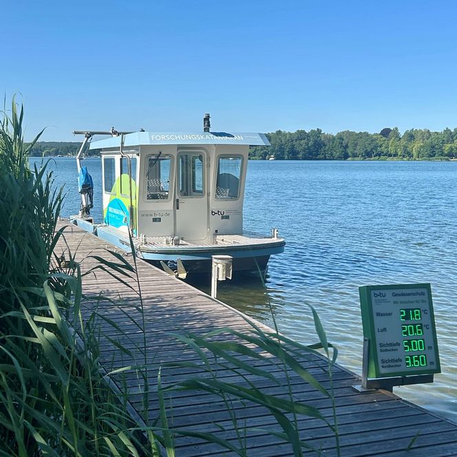BTU Forschungskatamaran Bad Saarow Scharmuetzelsee im Sommer