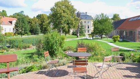 Terrasse des Schlosspark Trebnitz im Frühling