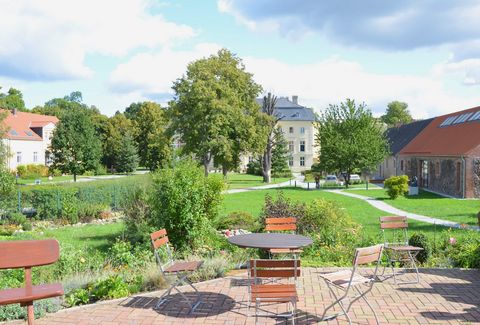 Terrasse des Schlosspark Trebnitz im Frühling