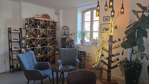 Blick in ein Café mit Sitzecke und Weinregal