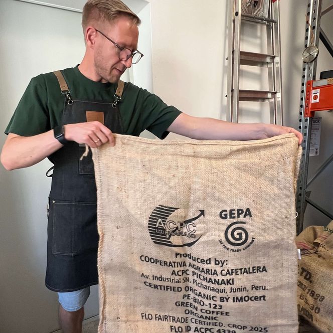 Tobi mit einem Kaffeesack