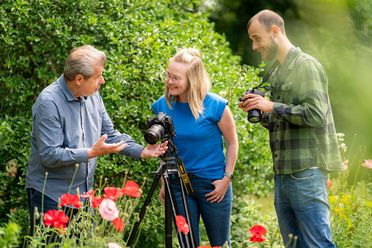 Drei Personen machen einen Fotokurs