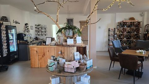 Blick in ein Café mit Verkaufsraum