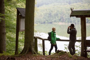 zwei Wanderer im Schlaubetal in Oder-Spree