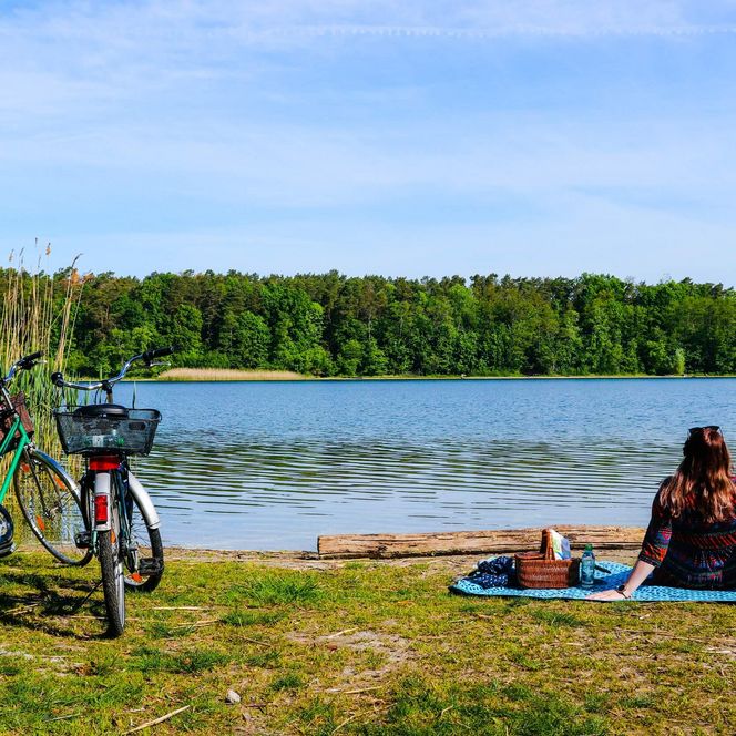 Radfahrerin pausiert am Straussee