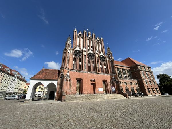 Rathaus Frankfurt (Oder) aus der Froschperspektive