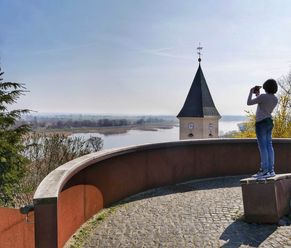 Ausblick vom Burgberg auf die Stadtpfarrkirche Lebus