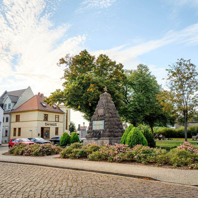 Rossplatz in Fuerstenberg Eisenhuettenstadt mit Denkmal in der Mitte