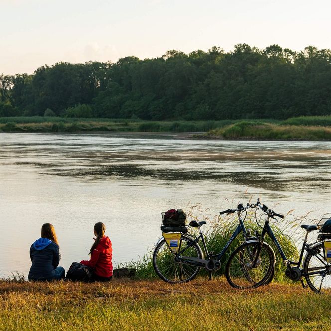 Radfahrerin pausieren an der Oder