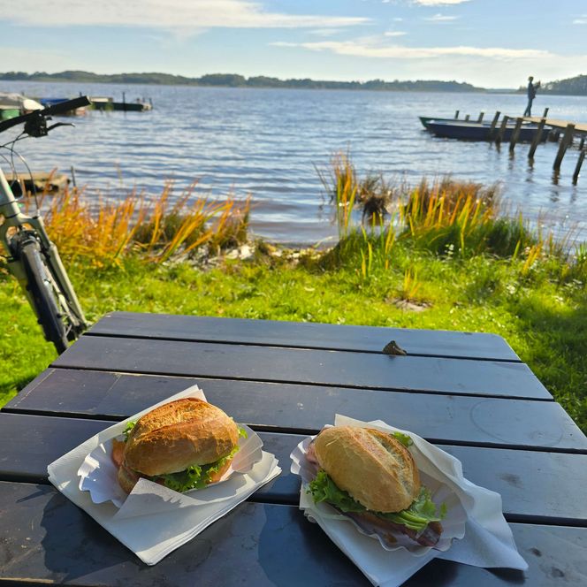 Pause auf dem Naturgut Köllnitz mit Fischbrötchen auf dem Tisch