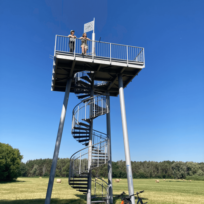 Salzturm in Storkow (Mark) im Sommer an der Wiese mit Personen auf dem Turm