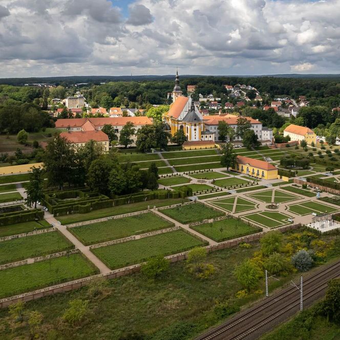 Drohnenbild Klostergarten Neuzelle und Klosteranlage