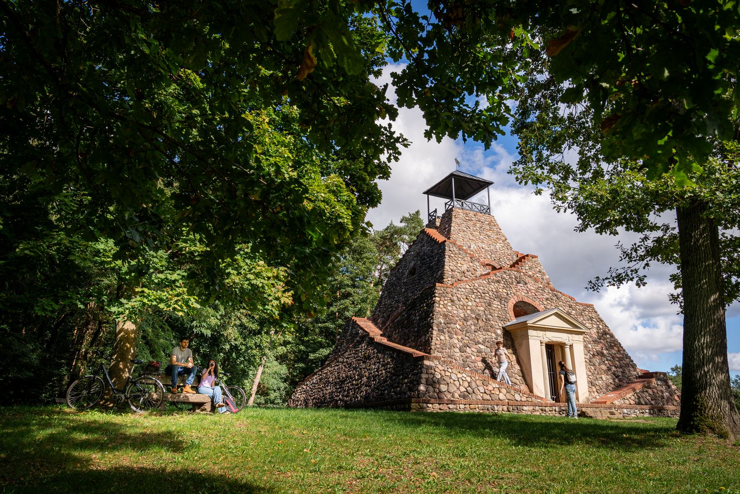 Feldstein-Pyramide Garzau 