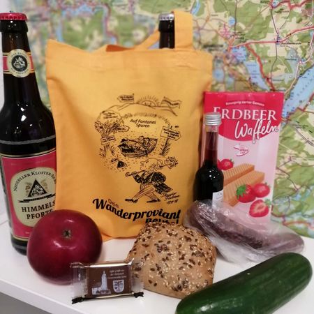 Fürstenwalder Proviantbeutel von der Tourist-Information mit Fassbrause, Gemüse, Obst, Brot