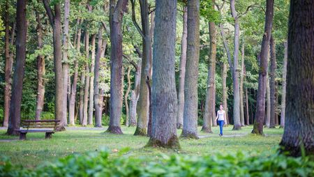 Junge Frau läuft durch den Stadtpark Fürstenwalde