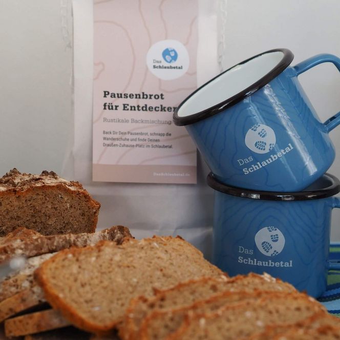 Pausenbrot und Tassen und Backmischung in der Touristinfo Müllrose