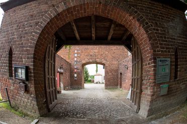 okrągła brama wjazdowa zamku Friedland
