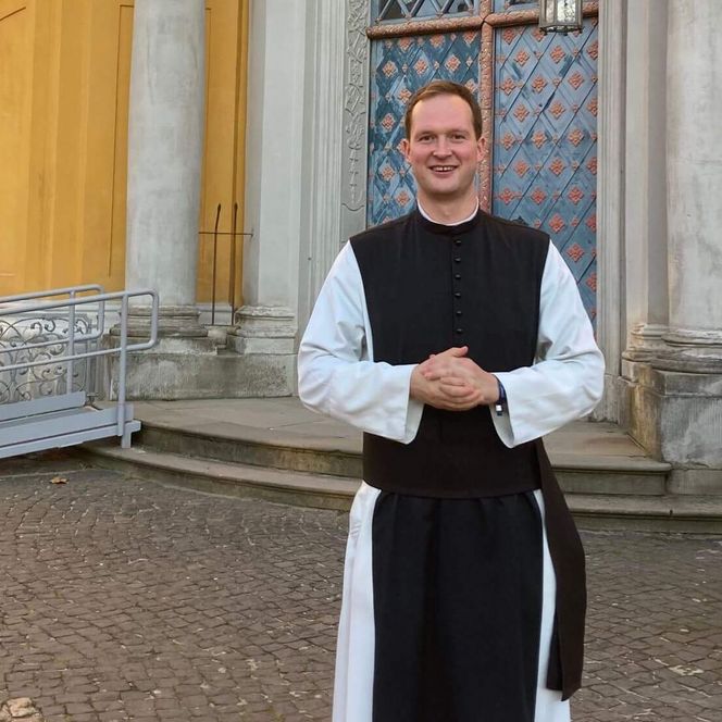Pater Isaak Mönch Neuzelle vor der Kirche