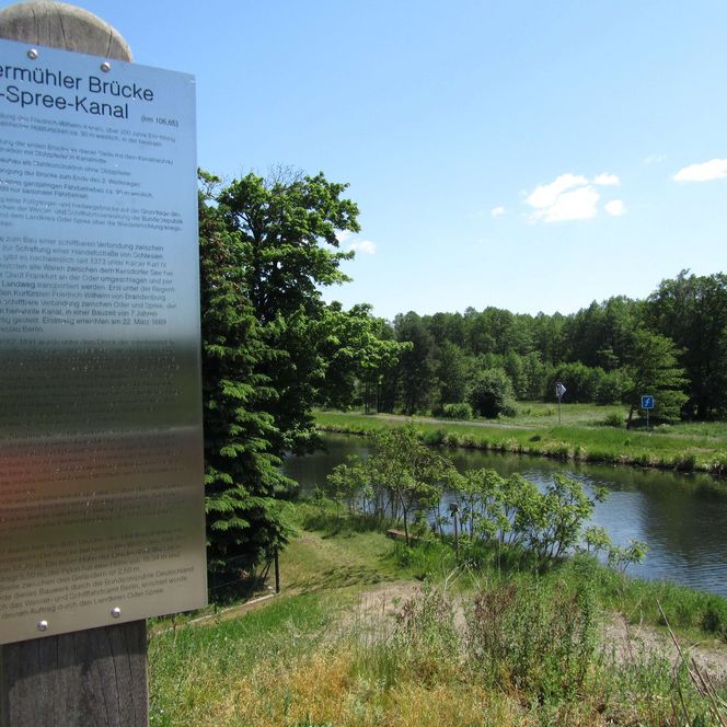Kaisermüler Brücke Kanal mit Schild