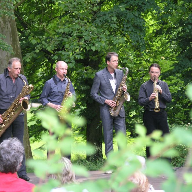 Vier Saxofonisten bei einem Opern-Air Auftritt Klassik im Grünen im Buckower Schlosspark