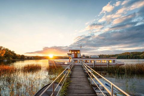 Fahrgastschiff Scherri am Steg im Schermützelsee in Buckow (Märkische Schweiz)
