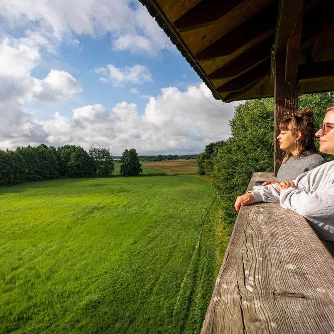 Sielmann-Beobachtungsturm Selchow Aussicht über die Wiese mit 2 Personen