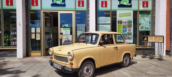 Trabi vor Touristinfo in Eisenhüttenstadt in Oder / Spree